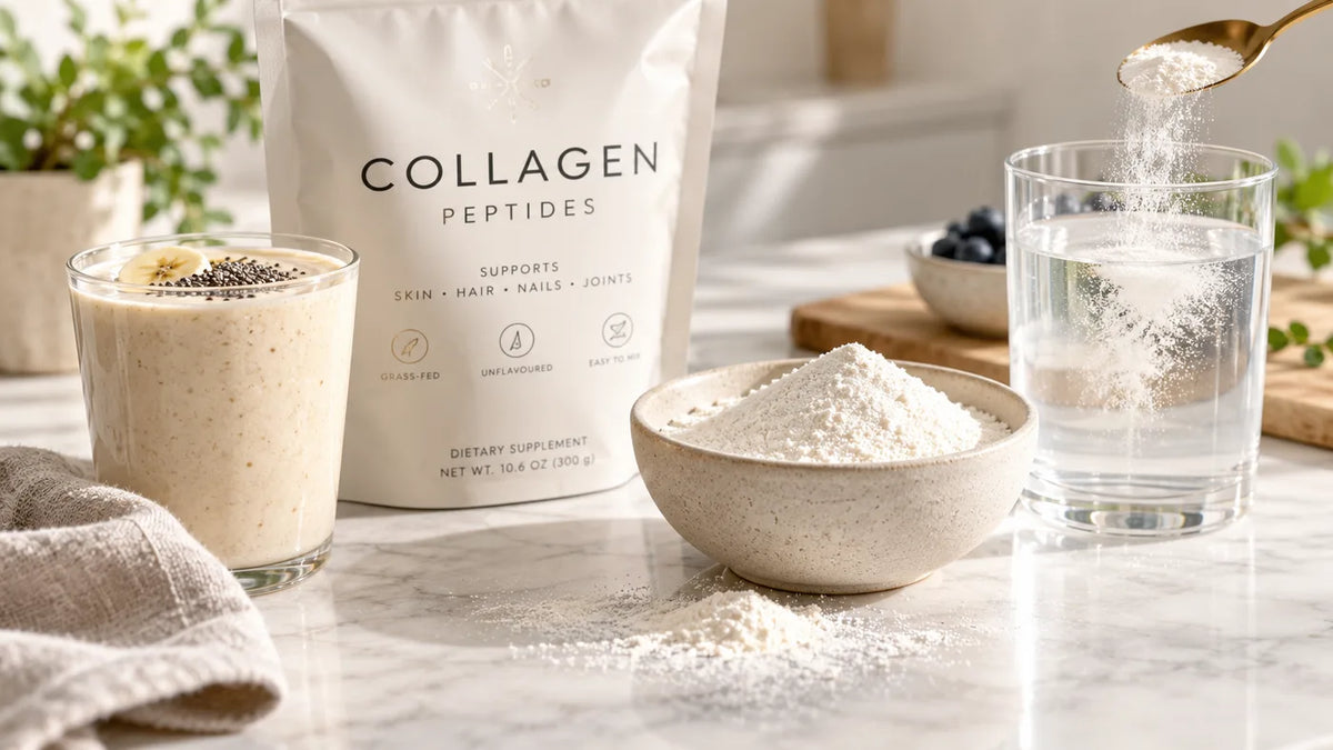 Colagen pudră într-un pahar, alături de linguriță și ingrediente, imagine pentru articol despre beneficiile și utilizarea colagenului