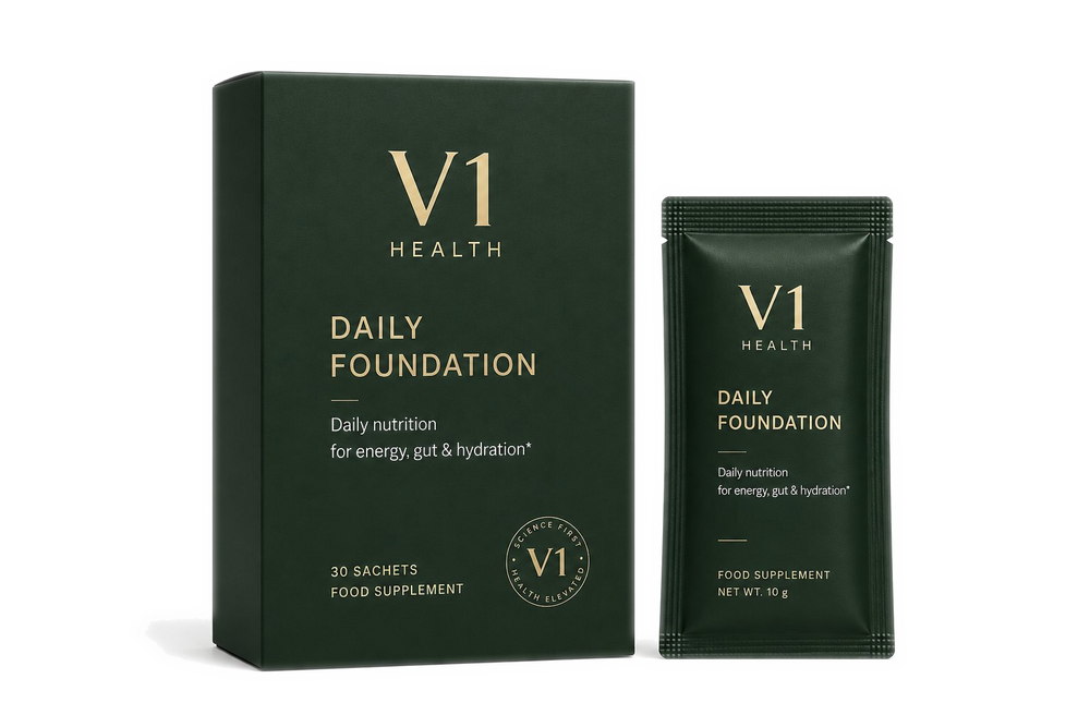 V1 Daily Foundation packshot cutie și plic premium