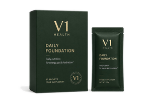 V1 Daily Foundation packshot cutie și plic premium